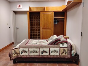 Planxa i posts de planxar, wifi i roba de llit 