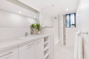 Hair dryer - Surf Parade Family Getaway - WiFi, Parking, Pool (Broadbeach)