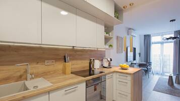 Fridge, oven, stovetop, dishwasher