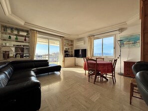 Living area - 6-bed apartment - 10 min from the center (Cannes)