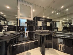 Towels, soap, toilet paper - 6-bed apartment - 10 min from the center (Cannes)