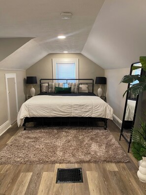 Desk, iron/ironing board, travel cot, free WiFi - Stylish and comfortable! House close to downtown Akron. (Akron)