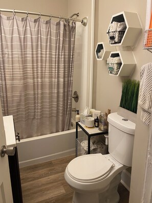 Hair dryer, towels, soap, shampoo - Stylish and comfortable! House close to downtown Akron. (Akron)