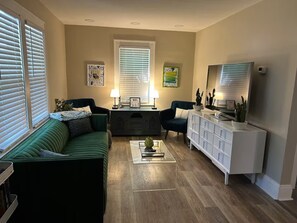 Smart TV, fireplace, books - Stylish and comfortable! House close to downtown Akron. (Akron)