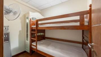 Leilighet, balkong, strandutsikt | Strykejern/-brett og wi-fi (inkludert)