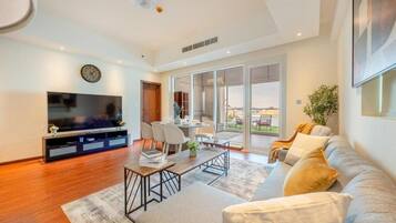 Apartamento, sacada, vista para a praia | Área de estar