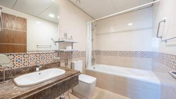 Apartment, Balcony, Beach View | Bathroom