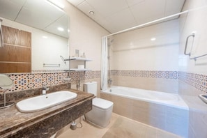 Appartement, balcon, vue plage | Salle de bain