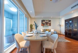 Appartement, balcon, vue plage | Restauration