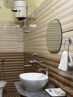 Suite de lujo | Baño | Ducha, artículos de higiene personal gratuitos y secador de pelo