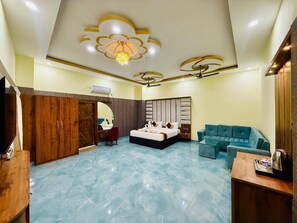 Suite | Living area | 42-cm LED TV with digital channels - HOTEL DIAMOND CREST (Patna)