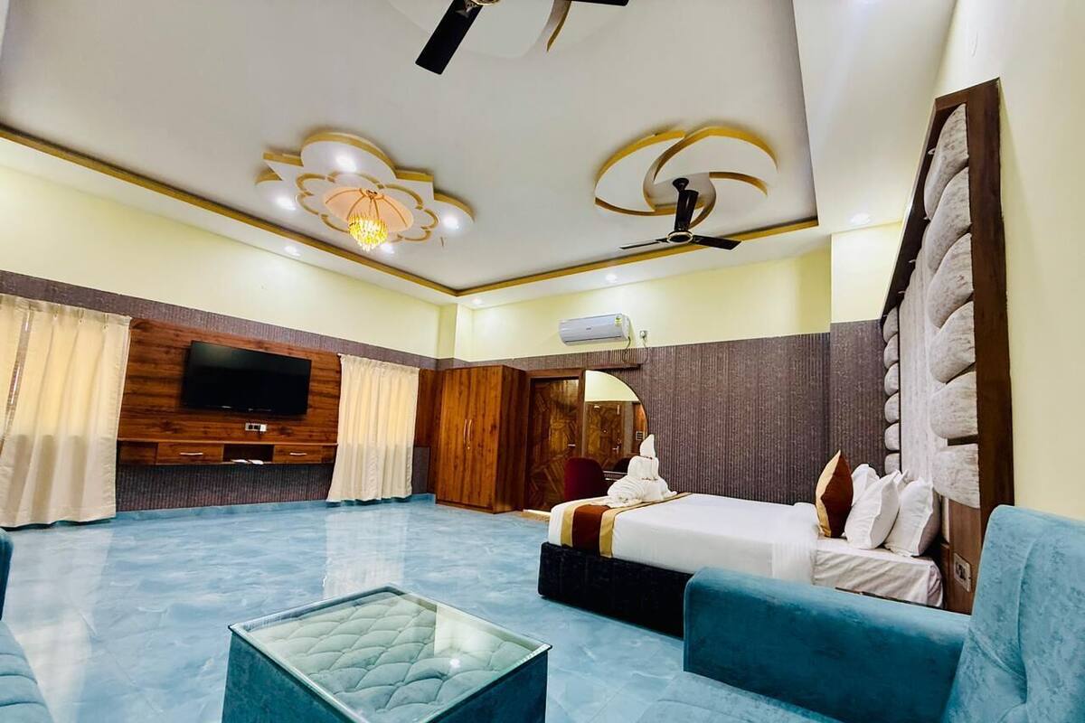 Suite | In-room safe, rollaway beds, free WiFi, bed sheets