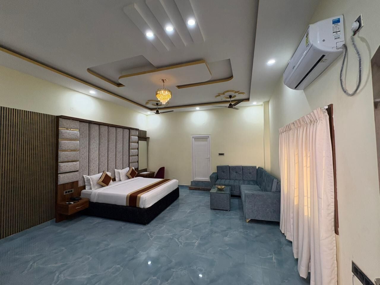 Luxury Suite | Premium bedding, down comforters, in-room safe, laptop workspace