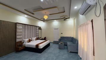 Luxury Suite | Premium bedding, down comforters, in-room safe, laptop workspace