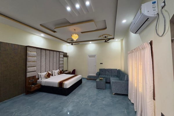 Luxury Suite | Premium bedding, down duvets, in-room safe, laptop workspace