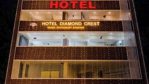 Ein mehrstöckiges Hotel mit einem auffälligen 'HOTEL'-Schild und der Beschriftung 'HOTEL DIAMOND CREST'.