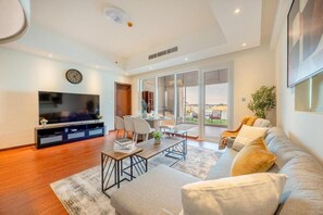 Klassiek appartement, balkon, uitzicht op het strand | Woonruimte