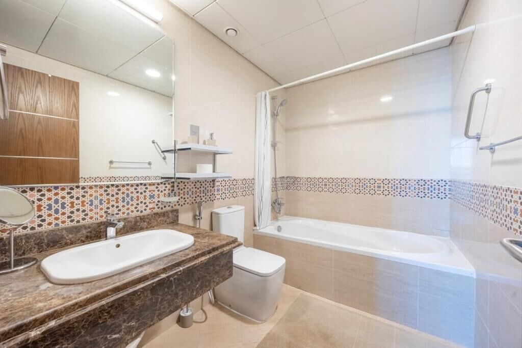 Klassiek appartement, balkon, uitzicht op het strand | Badkamer