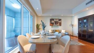 Klassiek appartement, balkon, uitzicht op het strand | Dineren