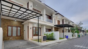 Villa, balkong, bassengutsikt | Eksteriør