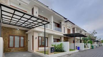 Villa, balkon, uitzicht op zwembad | Exterieur