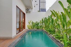 Villa, balcon, vue piscine | Piscine | Piscine extérieure
