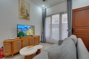 Villa, balcon, vue piscine | Coin séjour | Télévision LED de 43 pouces avec chaînes numériques, Netflix