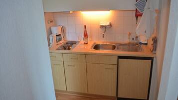 Jääkaappi, mikroaaltouuni, liesi, kahvin-/teenkeitin