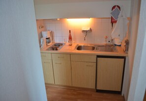 Jääkaappi, mikroaaltouuni, liesi, kahvin-/teenkeitin