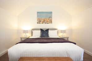 3 bedrooms, desk, iron/ironing board, Internet - Spacious 3-Bed Family House with Courtyard (Balmain)