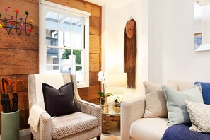 Smart TV, offices - Spacious 3-Bed Family House with Courtyard (Balmain)