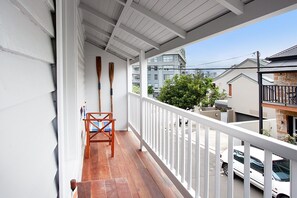 Property grounds - Spacious 3-Bed Family House with Courtyard (Balmain)
