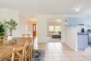 Dining - Stunning Katoomba Home with Lush Garden&Playground (Katoomba)