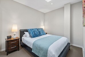 2 bedrooms, iron/ironing board, bed sheets - Chic Inner City Convenience, with Secure Parking (South Melbourne)