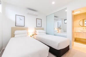 2 bedrooms, iron/ironing board, travel cot, Internet - Oceanside Apartment with Bay Views (Batemans Bay)