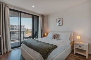 1 bedroom, desk, iron/ironing board, Internet - Lonsdale St 1-Bed Unit with Study Area and Parking (Braddon)