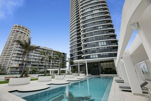 Pool - Oceanfront 3-Bed with Stunning Views, Pool & Sauna (Surfers Paradise)