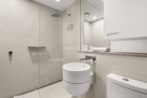 Shower, hair dryer, towels - Contemporary 1-Bed in the Heart of St Kilda (St Kilda)