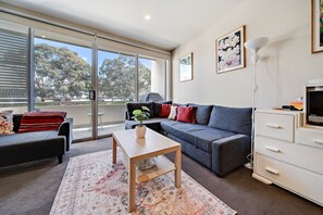 Smart TV, offices - Tranquil Apartment in Green, Well Connected Suburb (Curtin)