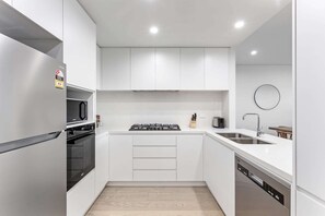 Fridge, microwave, oven, stovetop - 3-Bed Apartment in Beautiful Kiama with Study Nook (Kiama)