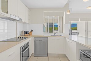 Fridge, microwave, oven, stovetop - Trinity Beach Retreat with Pool and Scenic Views (Trinity Beach)