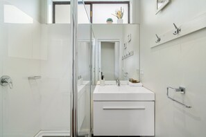 Hair dryer, towels - Spacious 4-Bed Home 5-min from the Beach (Capel Sound)