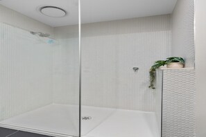 Hair dryer, towels - Fitzroy North 1-Bed with Balcony by Edinburgh Park (Fitzroy North)