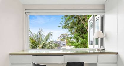 Elegant 1-Bed with Study by Balmain Wharf