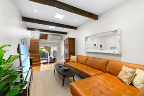 Smart TV, offices - Elegant 1-Bed with Study by Balmain Wharf (Balmain)