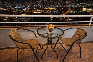 Outdoor dining - Charming cottage in San Blas with 360° panoramic view of Cusco (Cusco)