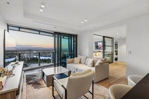 Smart TV - Jewel Luxury Beachside 2-Bed with Water View (Surfers Paradise)