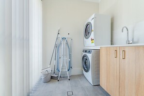 Interior - Bright & Airy 3-Bed House Near Rockingham Beach (Rockingham)