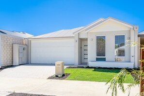 Exterior - Bright & Airy 3-Bed House Near Rockingham Beach (Rockingham)