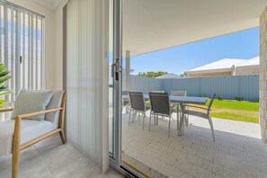 Outdoor dining - Bright & Airy 3-Bed House Near Rockingham Beach (Rockingham)